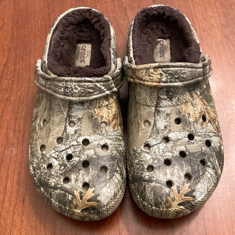 mens lined crocs size 9